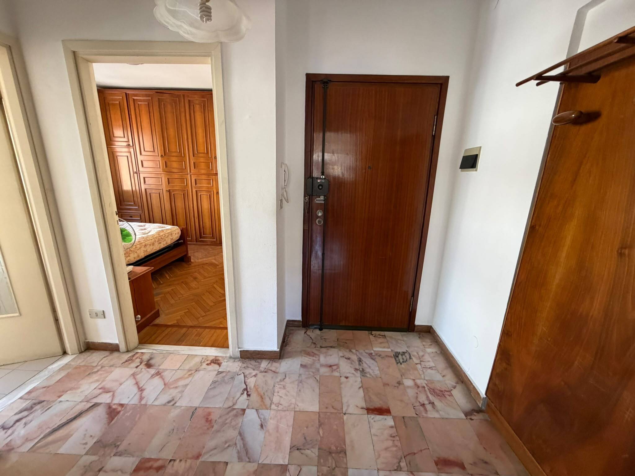 Trilocale con terrazzo in via lamarmora, San Remo