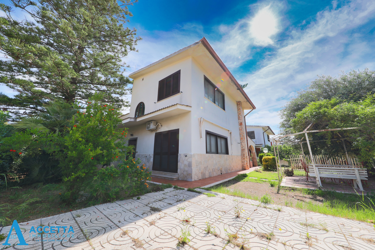 Villa con giardino in via occhiate 6, Taranto