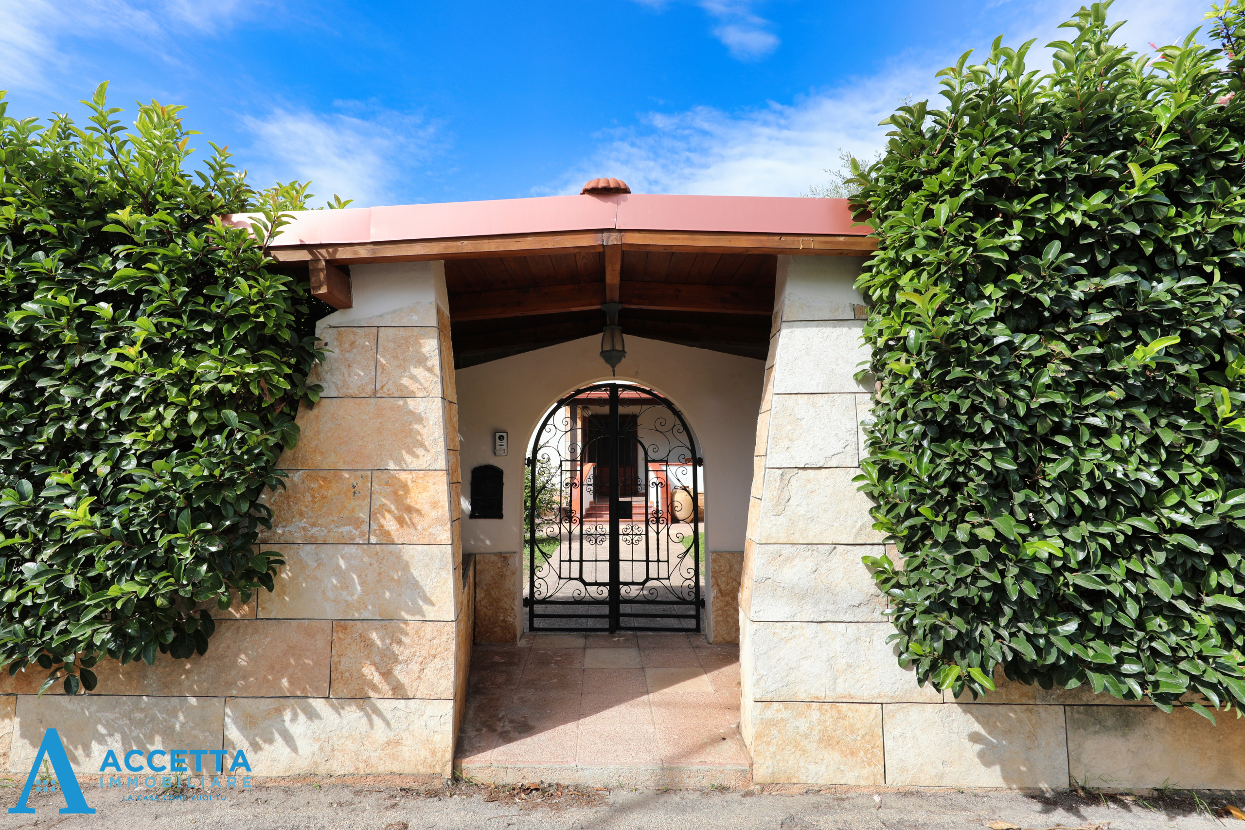 Villa con giardino in via temolo, Taranto