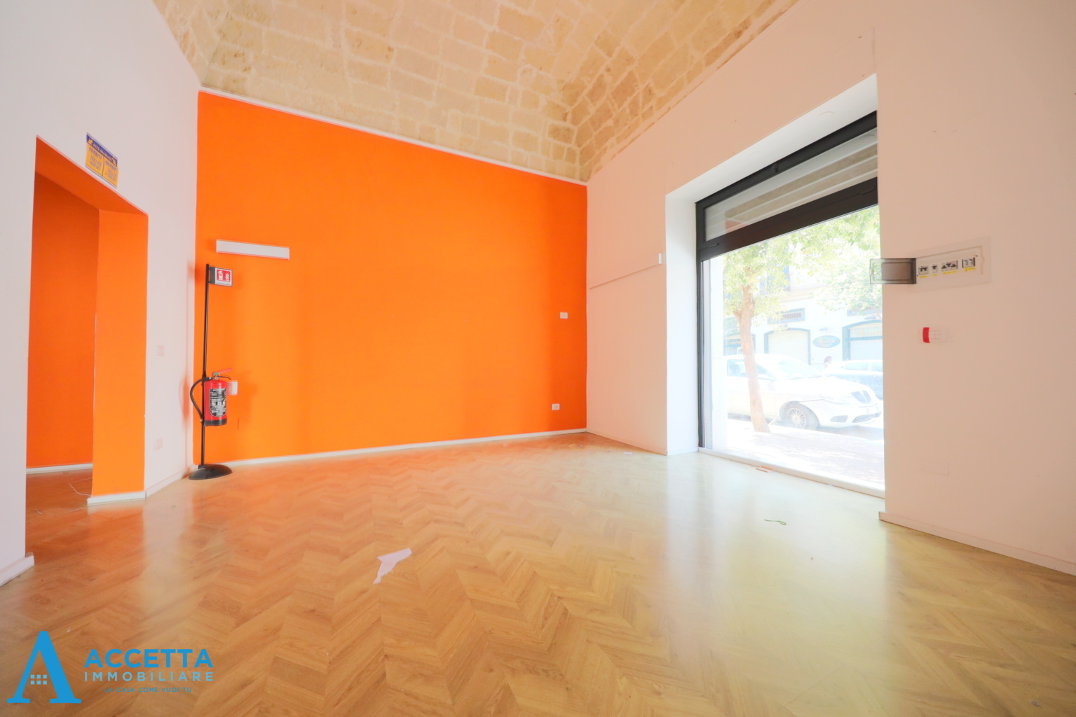 Locale commerciale da ristrutturare in via oberdan 31, Taranto