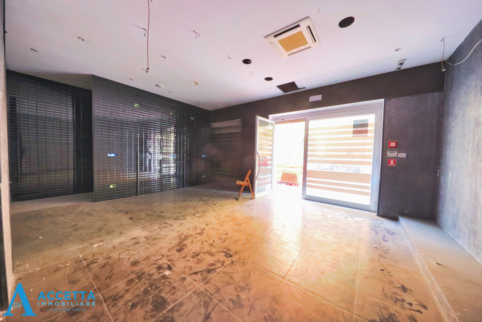 Locale commerciale da ristrutturare in corso umberto i 79, Taranto