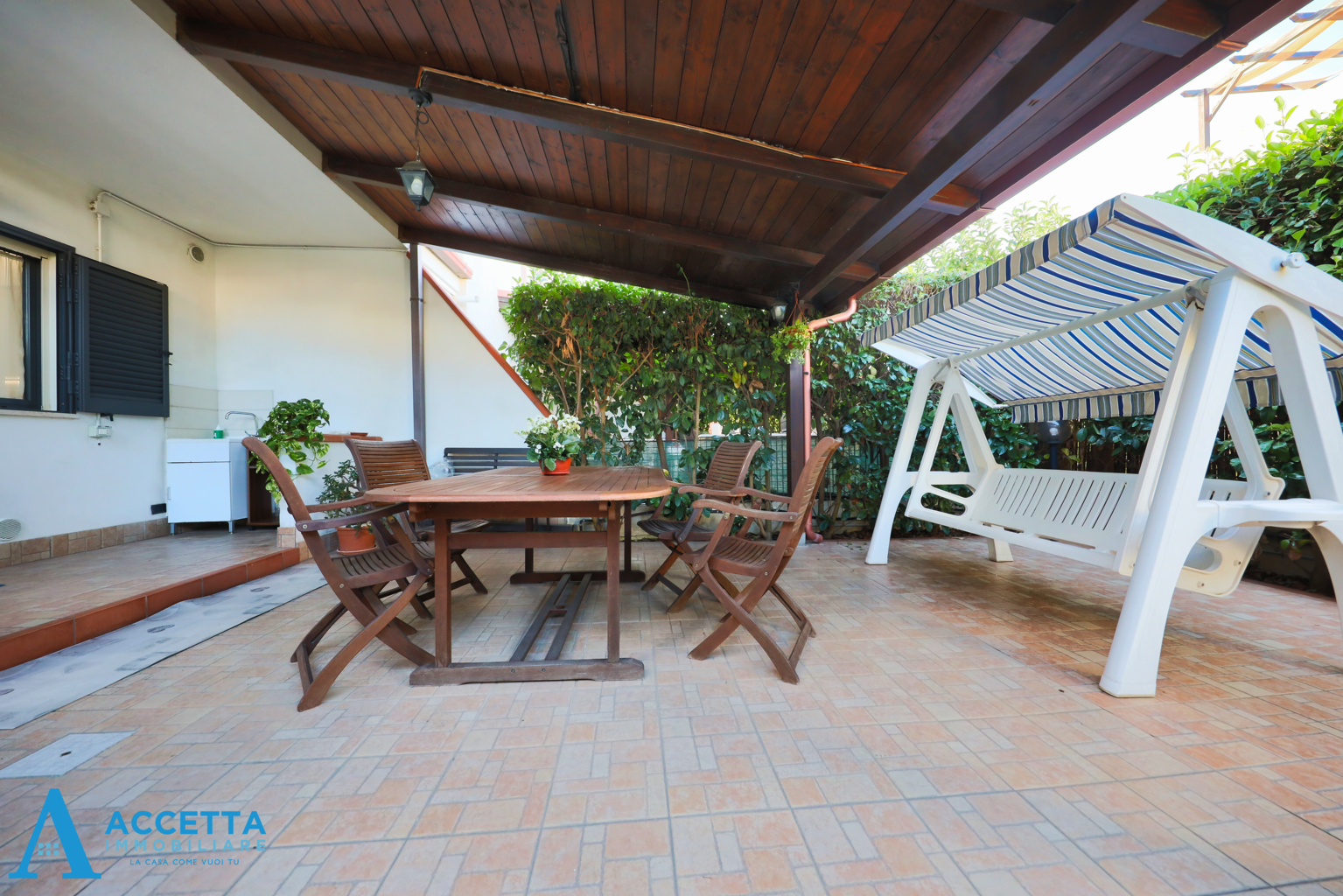 Villa con giardino in via cantoni 20, Taranto