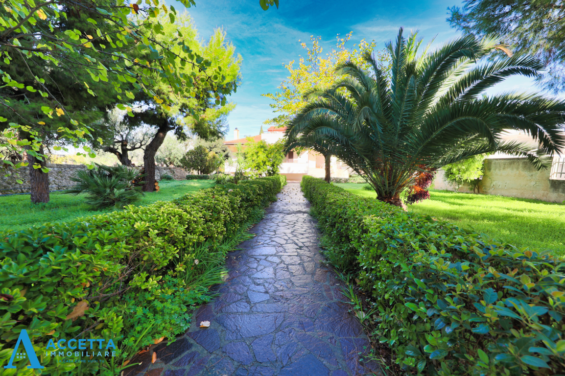 Villa con giardino in circonvallazione dei fiori, Taranto