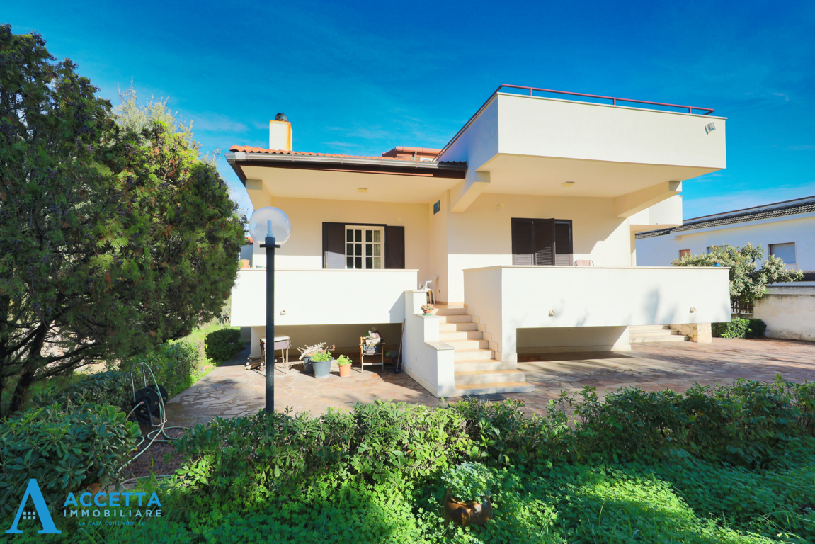 Villa con giardino in circonvallazione dei fiori, Taranto
