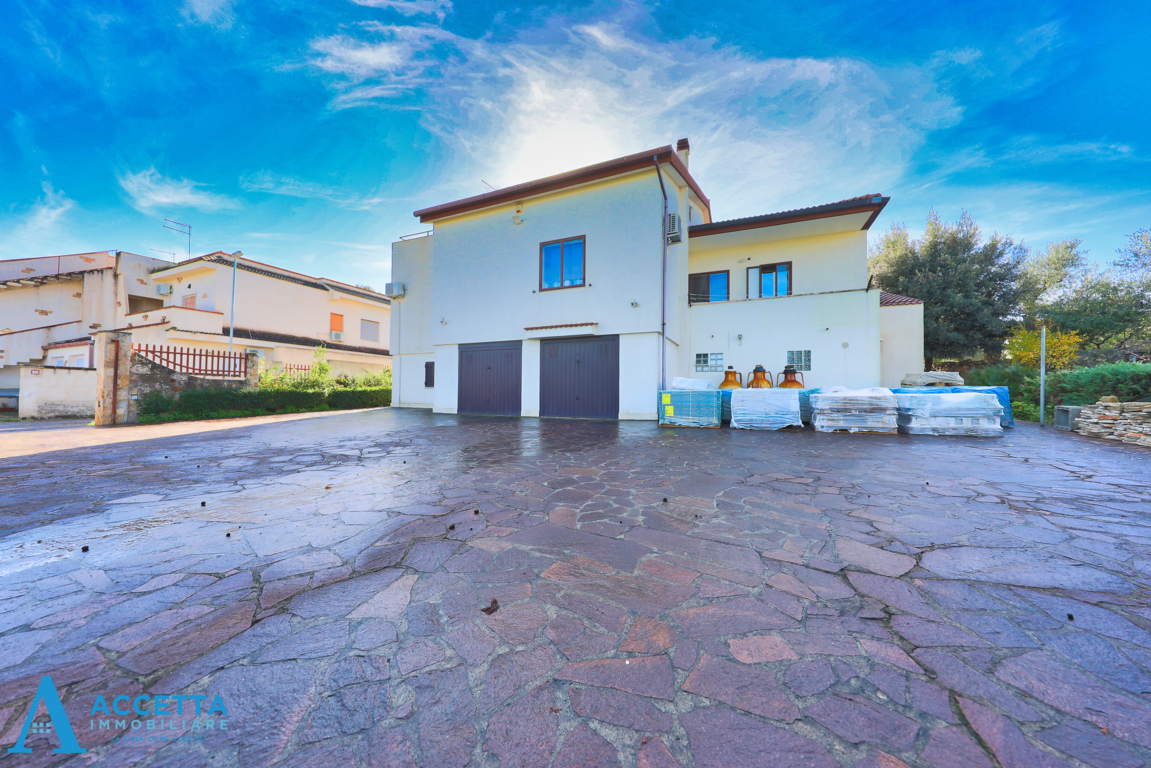 Villa con giardino in circonvallazione dei fiori, Taranto