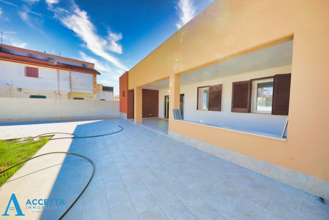 Villa con giardino in via lorenzo il magnifico, Taranto