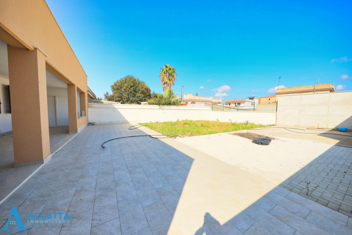 Villa con giardino in via lorenzo il magnifico, Taranto