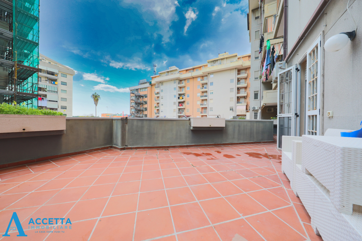 Quadrilocale con terrazzo in via giovanni borraccino 8, Taranto
