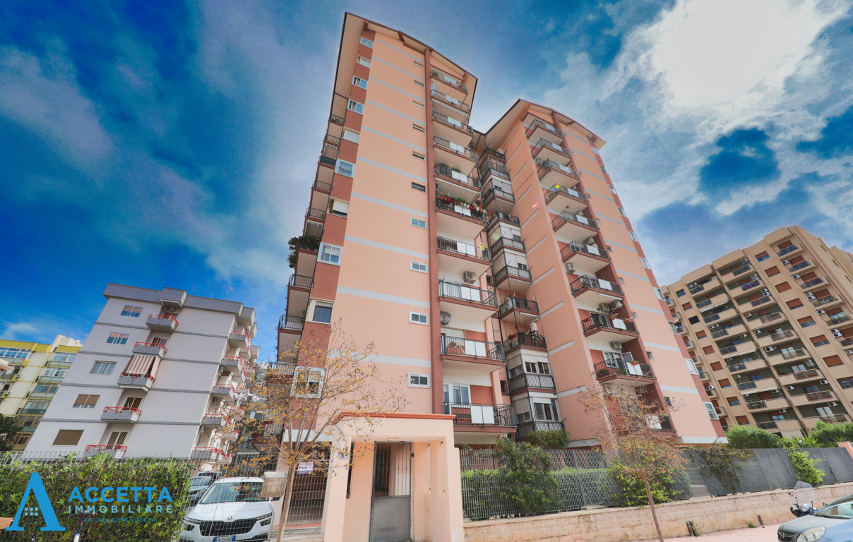 Trilocale vista mare in via lago trasimeno 5, Taranto