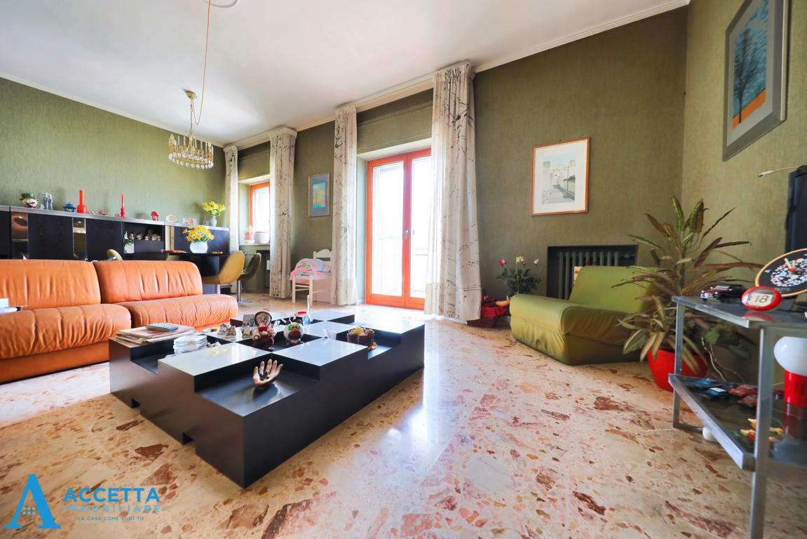 Trilocale vista mare in via lago trasimeno 5, Taranto