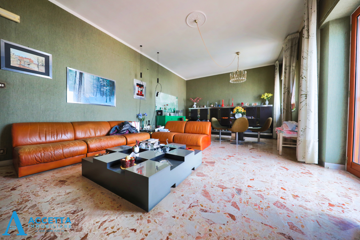 Trilocale vista mare in via lago trasimeno 5, Taranto