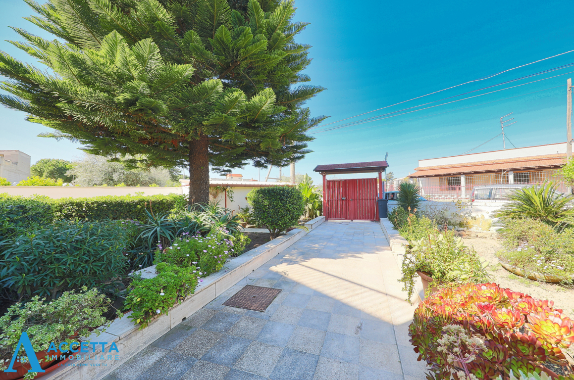 Villa con giardino in via torpediniere, Taranto