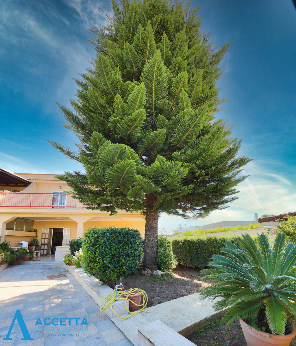 Villa con giardino in via torpediniere, Taranto