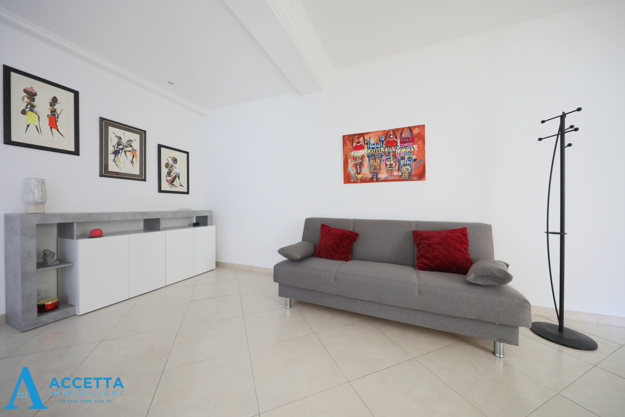 Trilocale ristrutturato in via rintone 28, Taranto