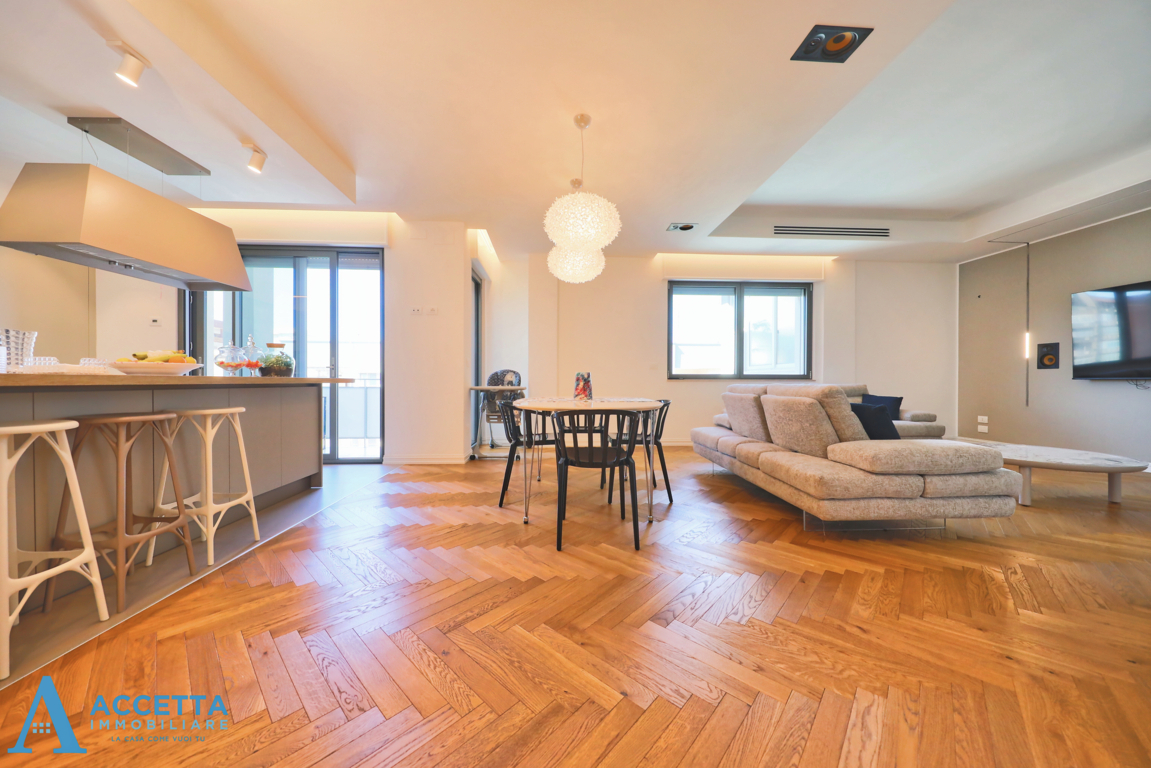 Attico vista mare in via gastone mezzetti 21, Taranto