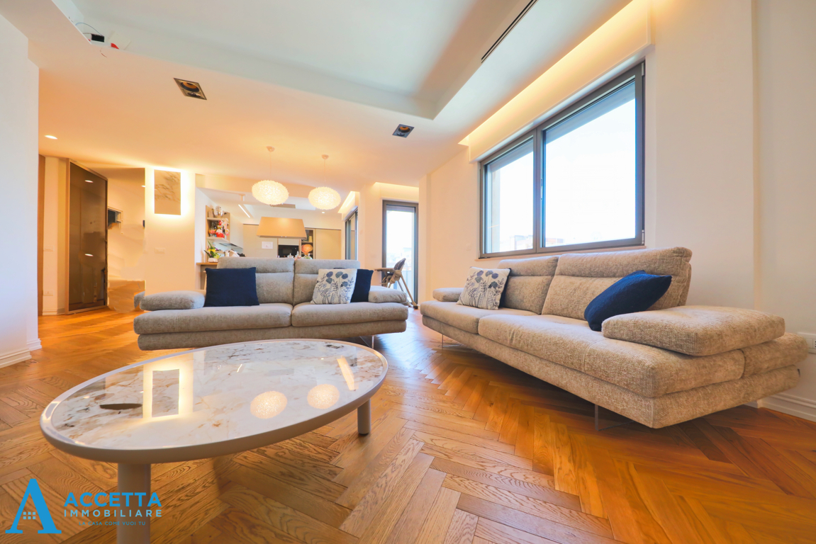 Attico vista mare in via gastone mezzetti 21, Taranto