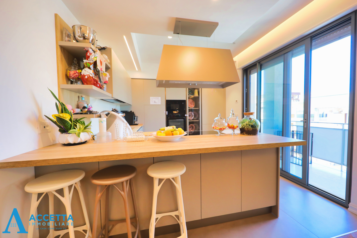 Attico vista mare in via gastone mezzetti 21, Taranto