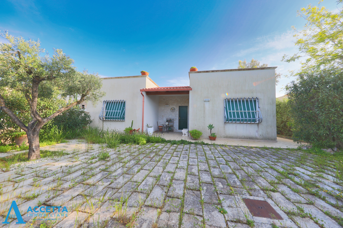 Villa con giardino in via delfini 55, Taranto