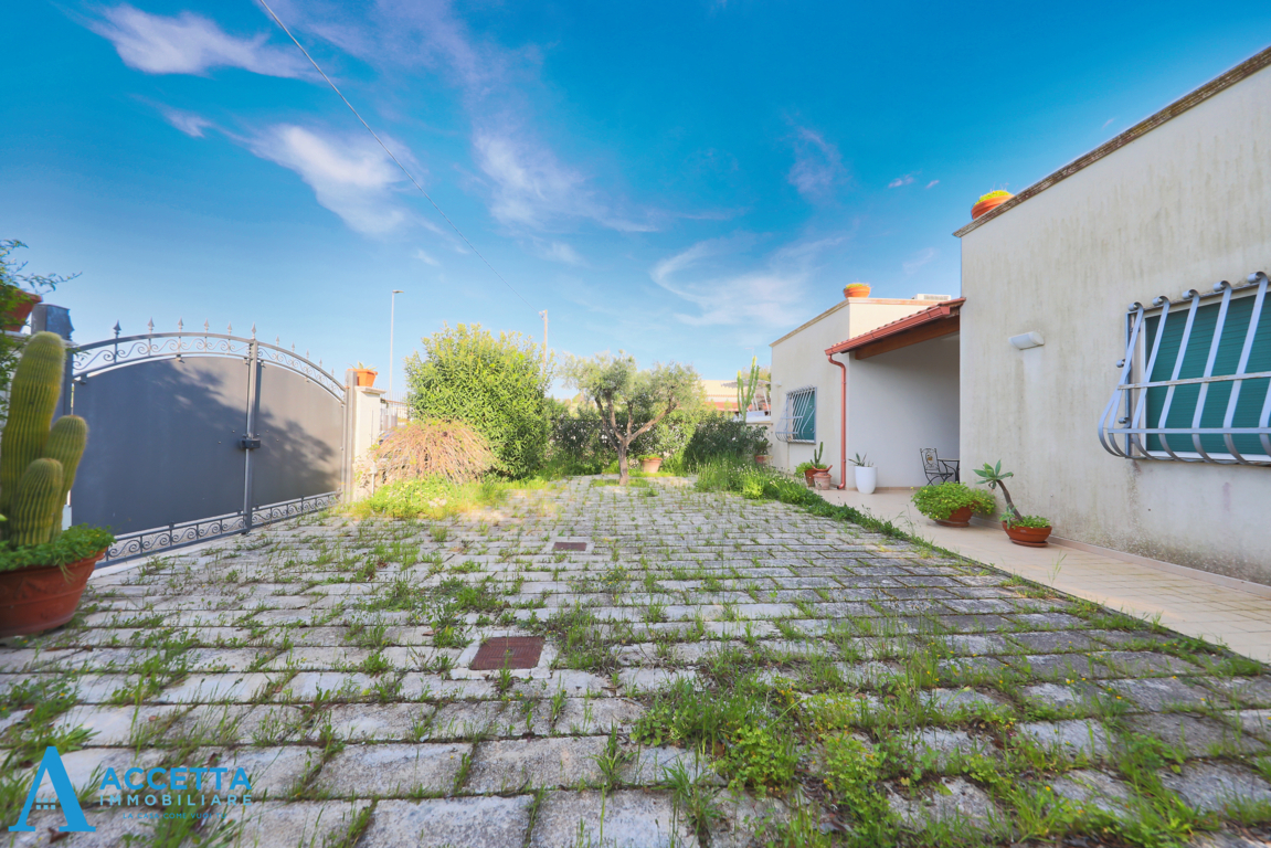 Villa con giardino in via delfini 55, Taranto