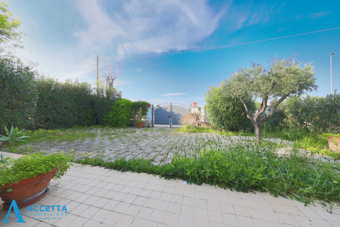Villa con giardino in via delfini 55, Taranto