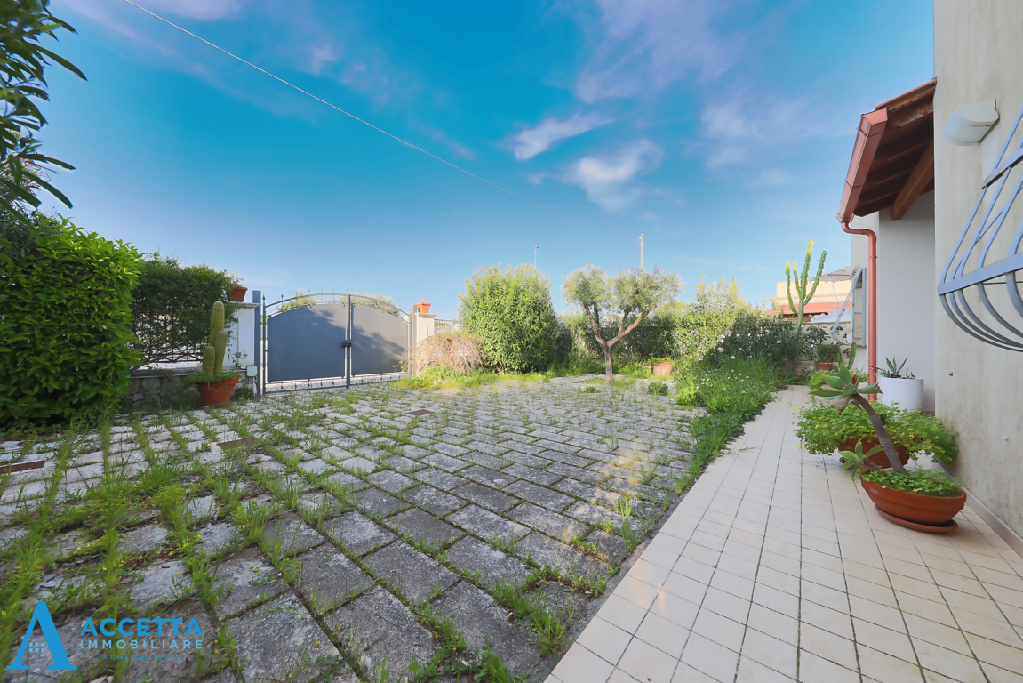 Villa con giardino in via delfini 55, Taranto