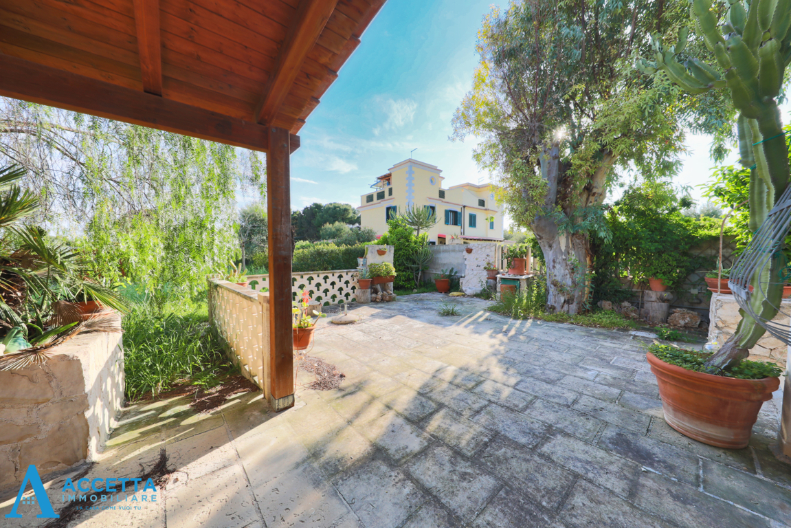 Villa con giardino in via delfini 55, Taranto