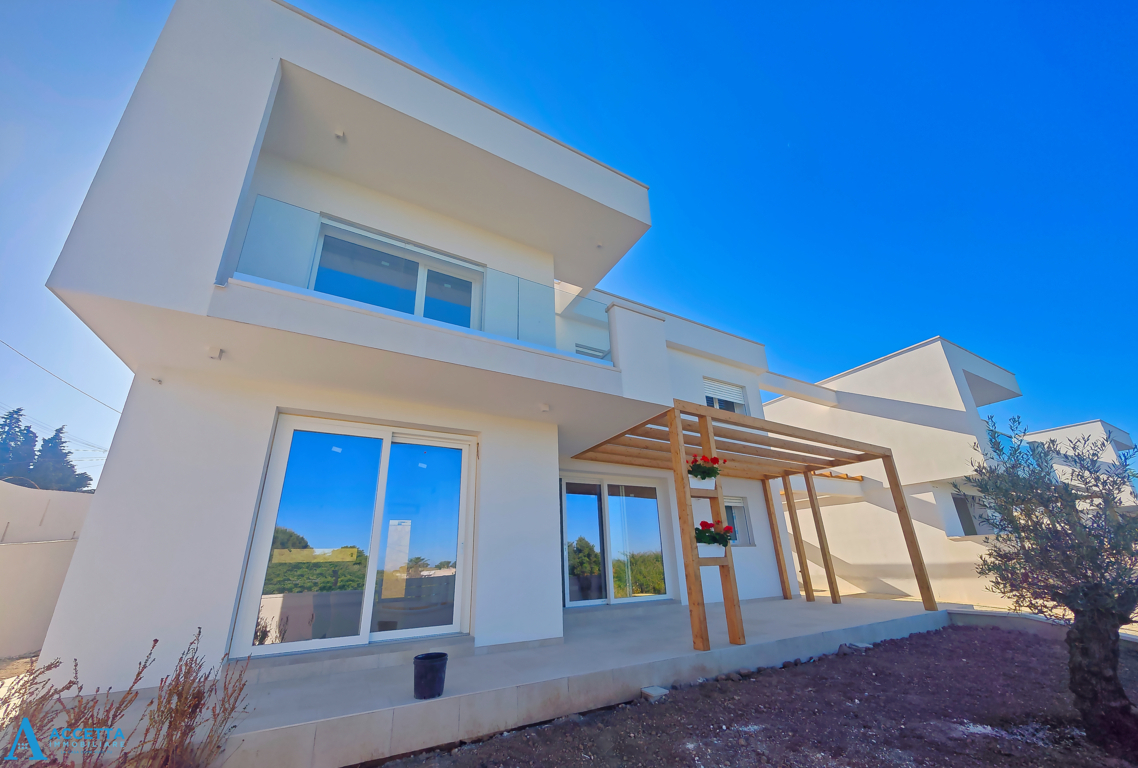 Villa con giardino in via azalee, Taranto