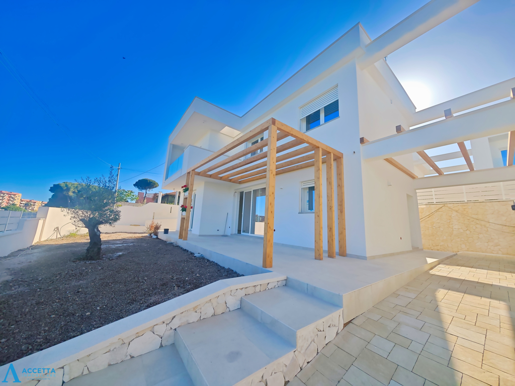 Villa con giardino in via azalee, Taranto
