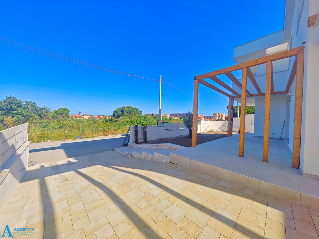 Villa con giardino in via azalee, Taranto