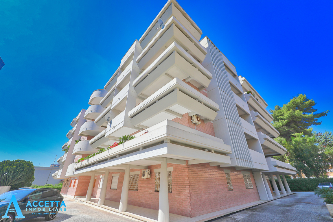 Quadrilocale con box in via galera montefusco 11, Taranto