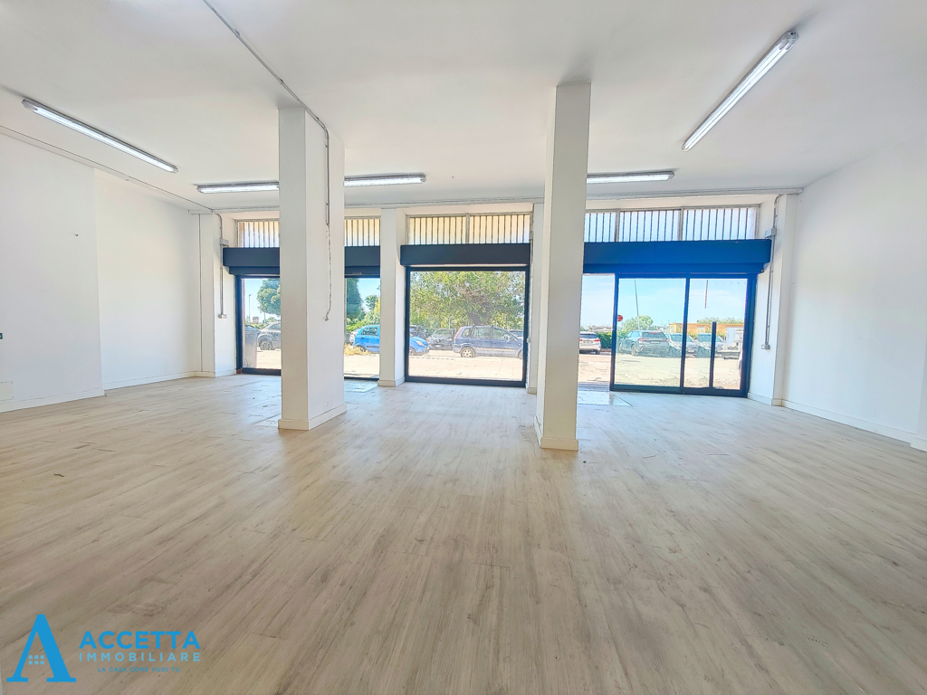Locale commerciale in affitto in via carlo magno 20, Taranto