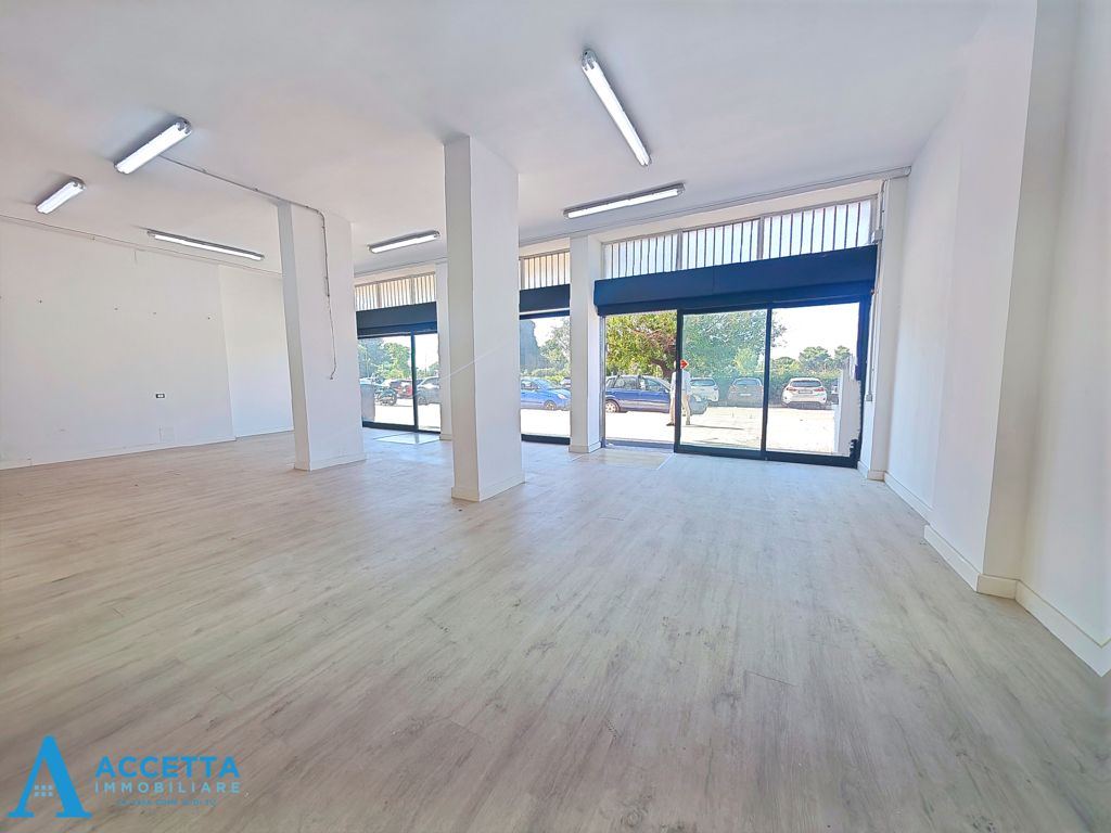 Locale commerciale in affitto in via carlo magno 20, Taranto