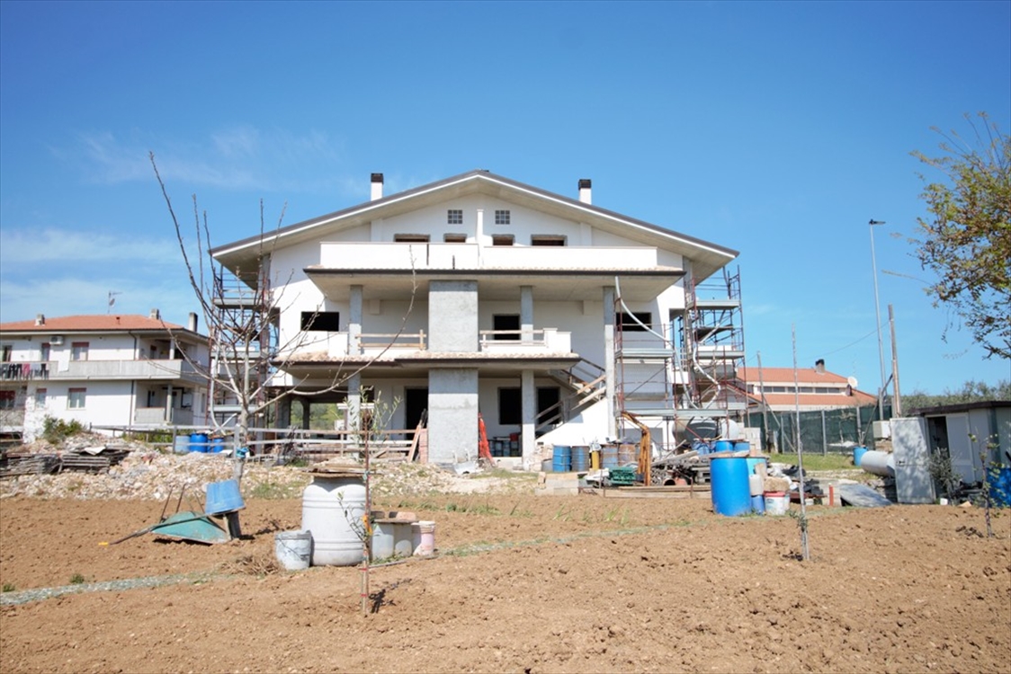 Casa indipendente con giardino in via maiella, Silvi