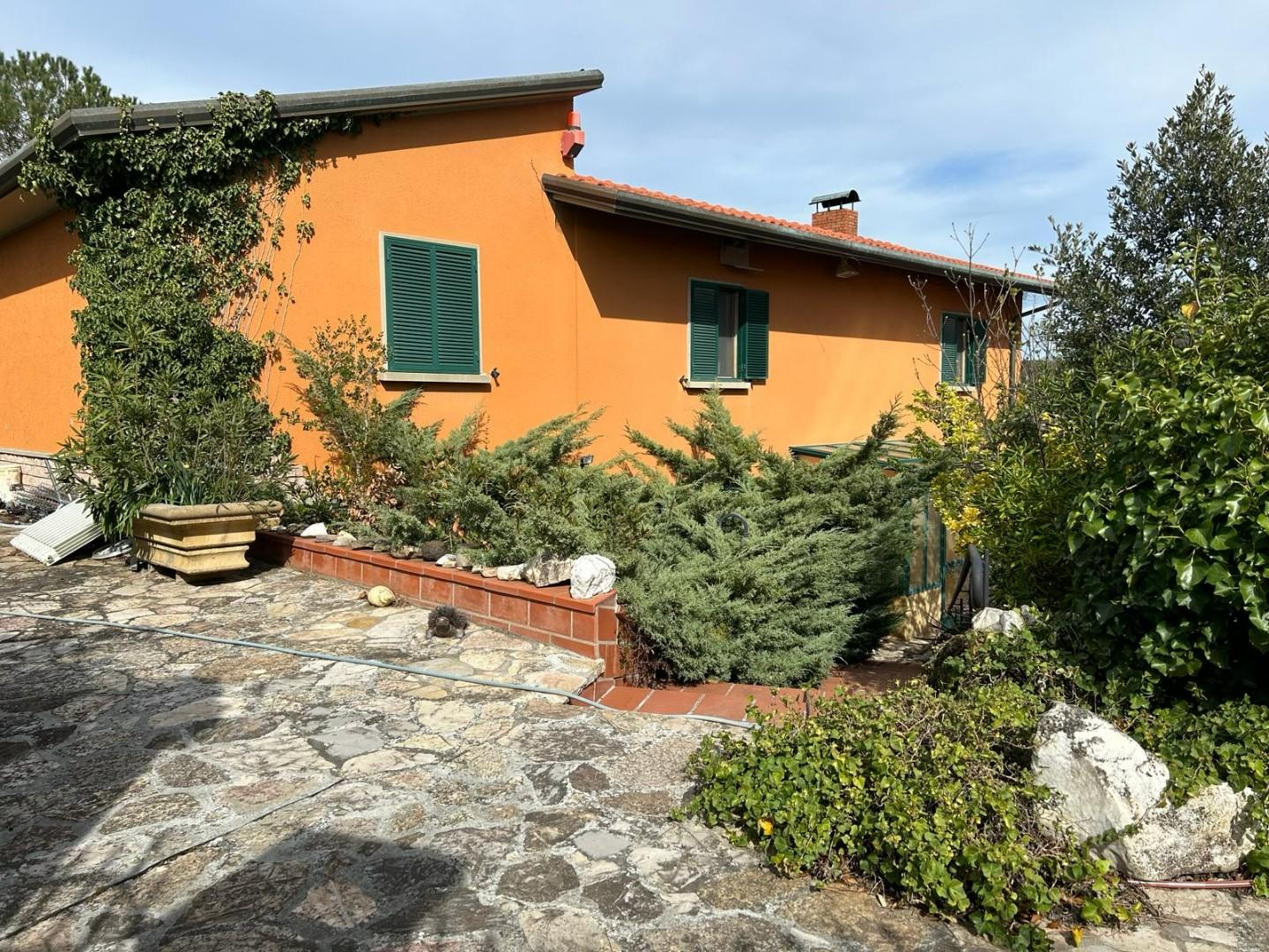 Villa con giardino a Riparbella