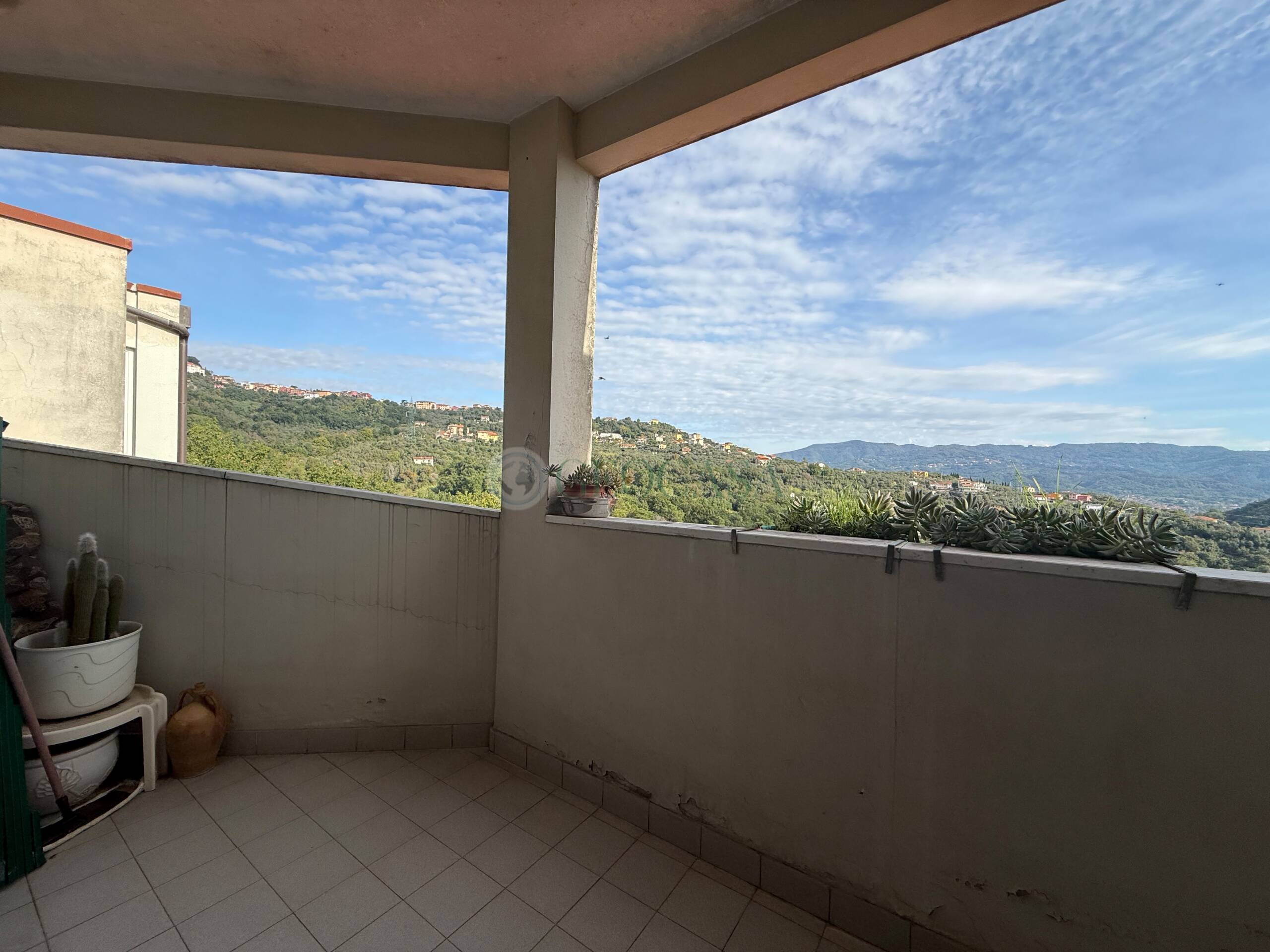 Quadrilocale con box a Vezzano Ligure