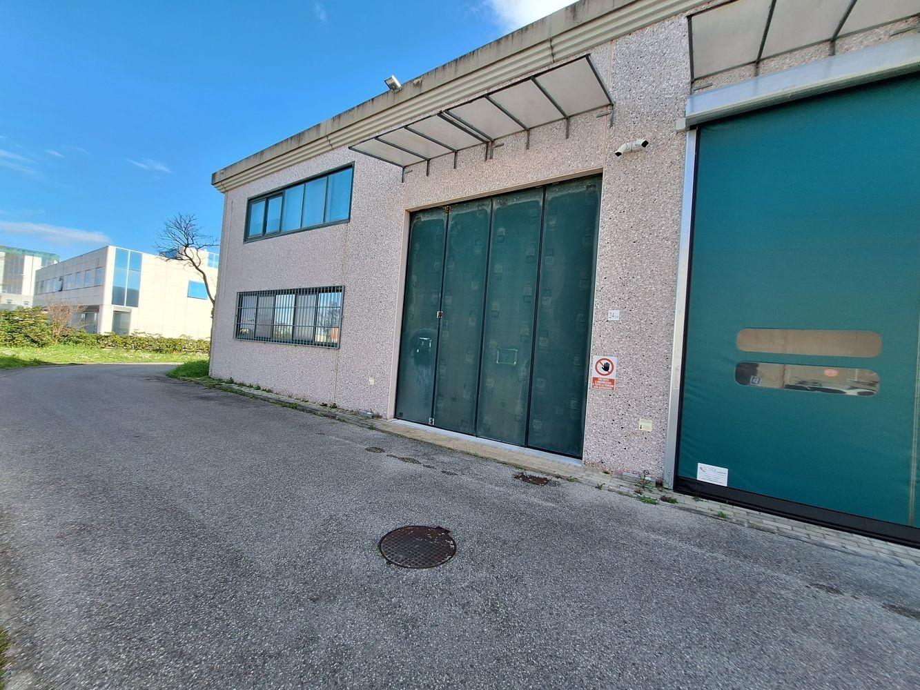 locale commerciale in vendita a Pisa in zona Tribunale