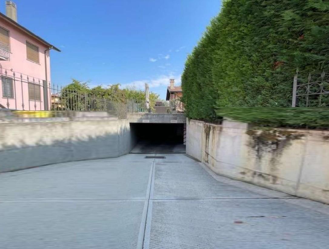 Box/Garage 32mq in vendita a Pavia