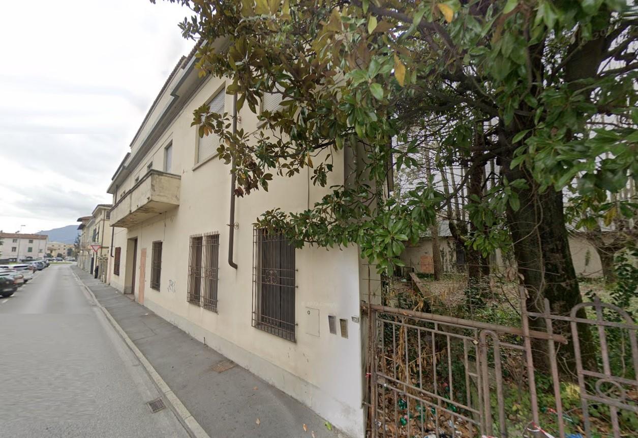 locale commerciale in vendita a Lucca in zona San Donato