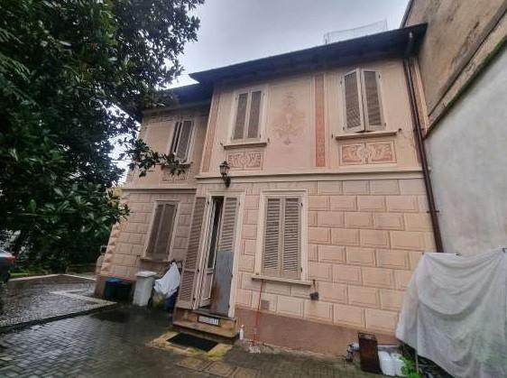 Villa Bifamiliare da ristrutturare a Desio