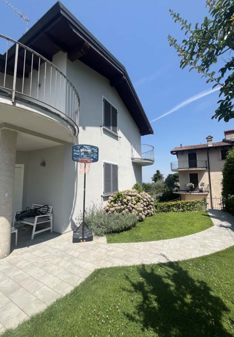 Casa indipendente con terrazzi a Zenevredo