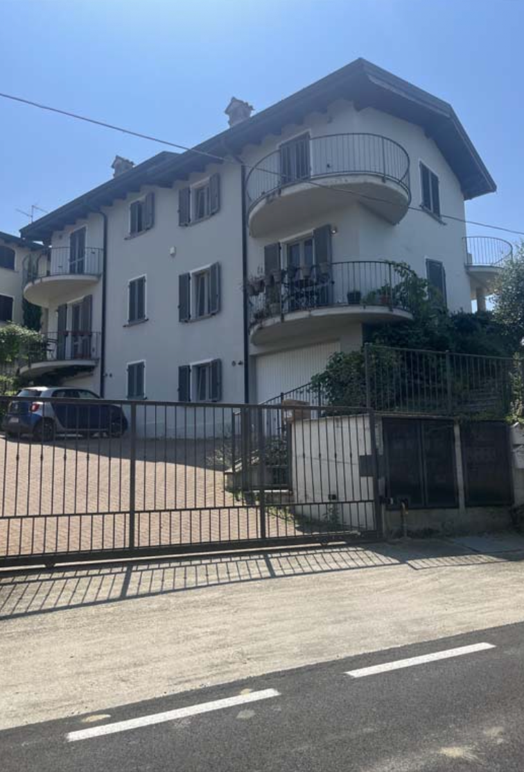 Casa indipendente con terrazzi a Zenevredo