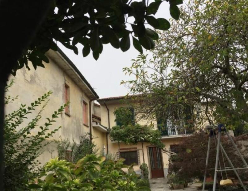 Villa con giardino a Dorno