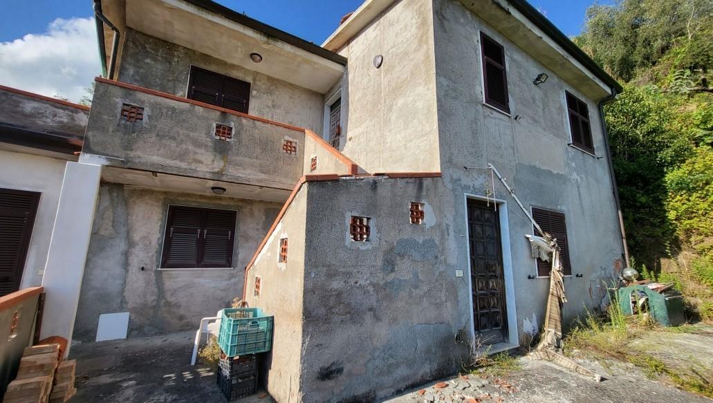 Trilocale da ristrutturare a Carrara