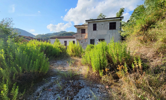 Trilocale da ristrutturare a Carrara