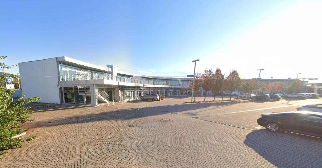locale commerciale in vendita a Capannori in zona Lammari