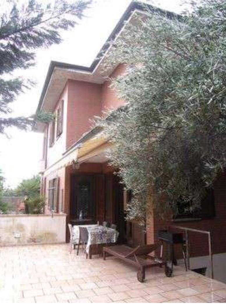Villa con giardino a Rho