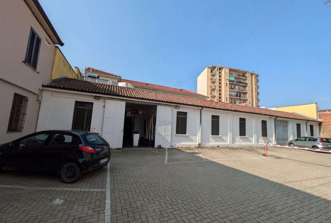Locale commerciale in vendita a Alessandria