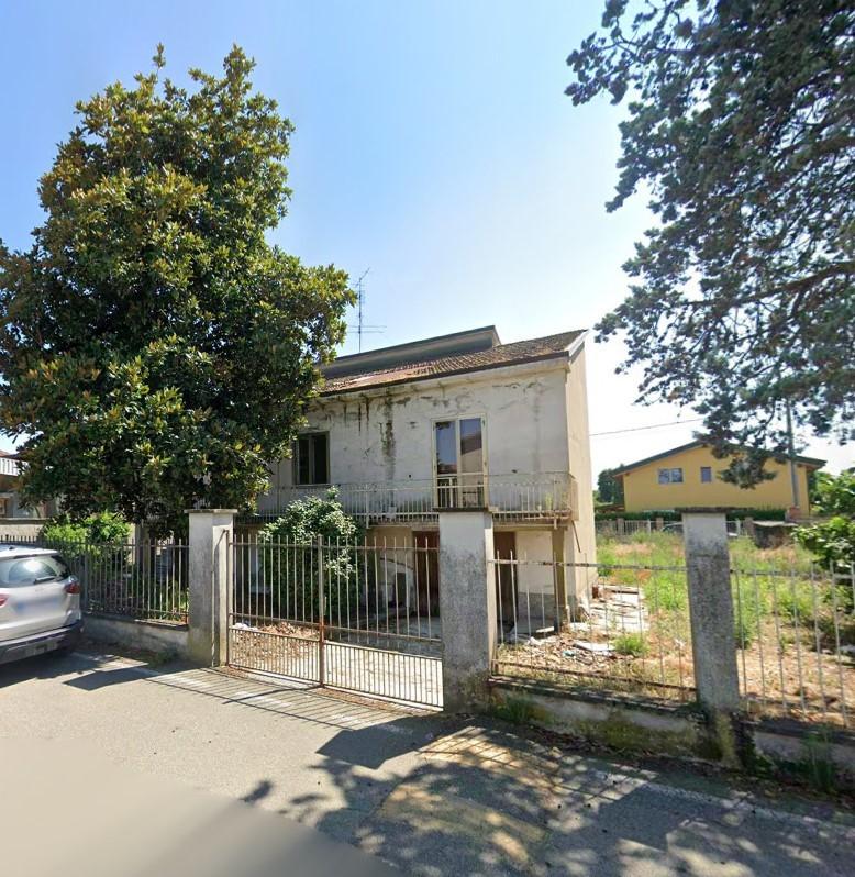 Villa da ristrutturare a Trivolzio