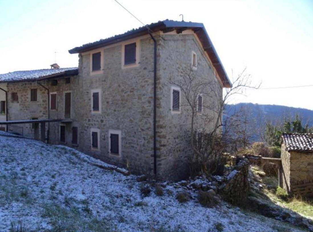 Trilocale da ristrutturare a Dossena