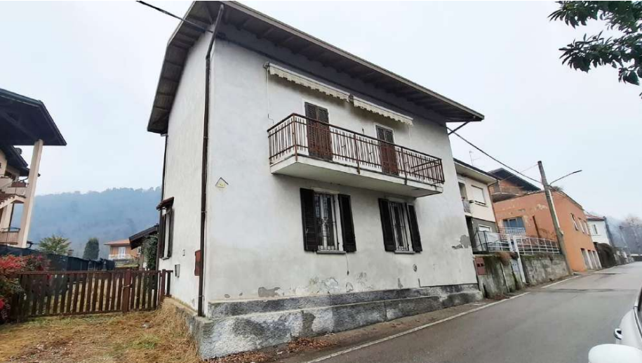 Casa indipendente con giardino a Sesto Calende